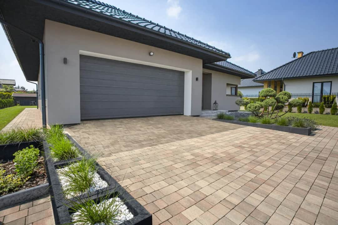 Jak zrobić podjazd do garażu - uniknij najczęstszych błędów budowlanych