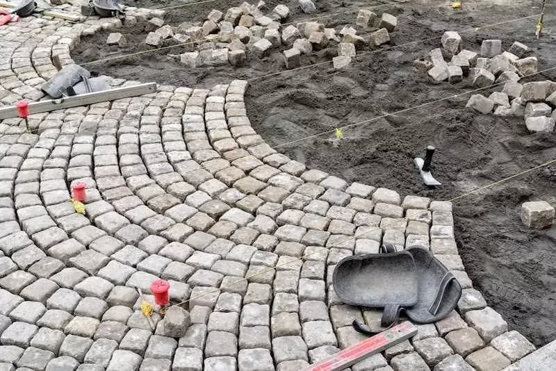 Jaką kostkę granitową na podjazd wybrać, by uniknąć błędów?