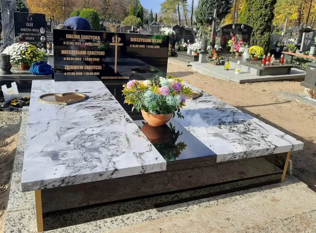 Ile kosztuje fundament pod pomnik? Sprawdź ceny i ukryte wydatki
