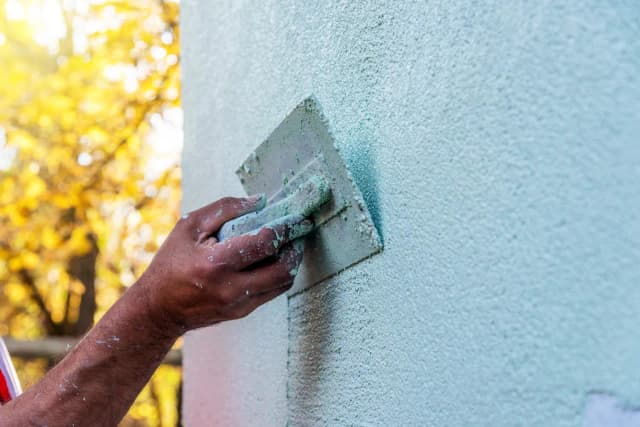 Jak zacierac tynk na elewacji, aby uniknąć nierówności i błędów