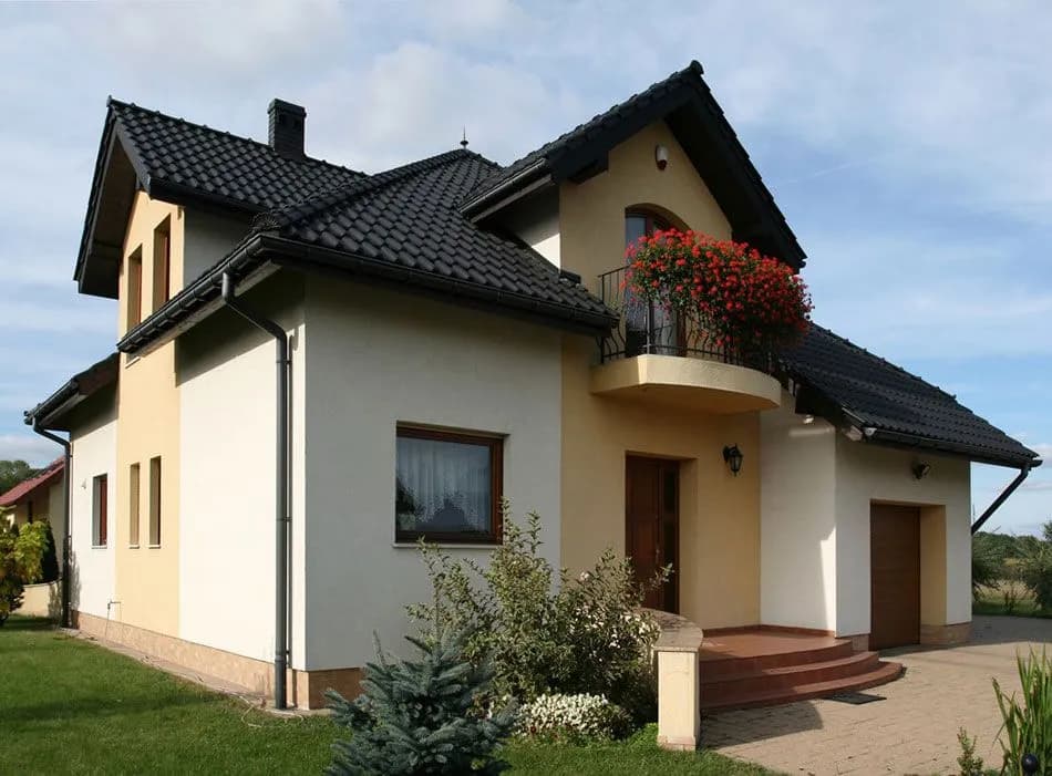 Jaki kolor elewacji do czarnego dachu i brązowych okien, aby uniknąć błędów?