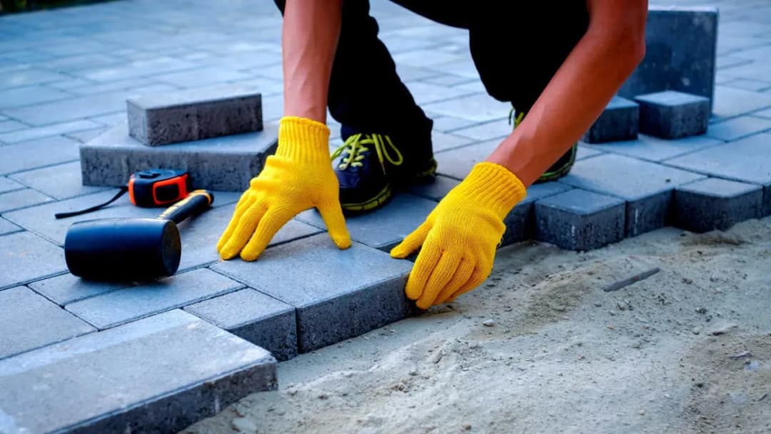 Ile kosztuje podjazd z kostki brukowej? Poznaj ukryte wydatki