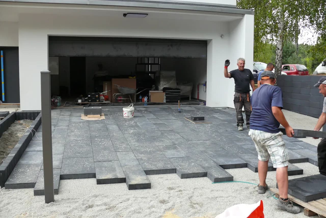 Co zamiast kostki brukowej na podjazd? Tanie i trwałe alternatywy