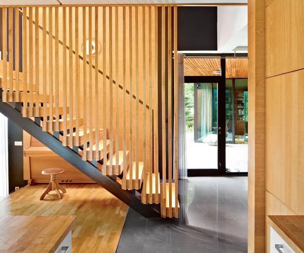 Jak wykończyć schody drewniane, aby były trwałe i estetyczne?