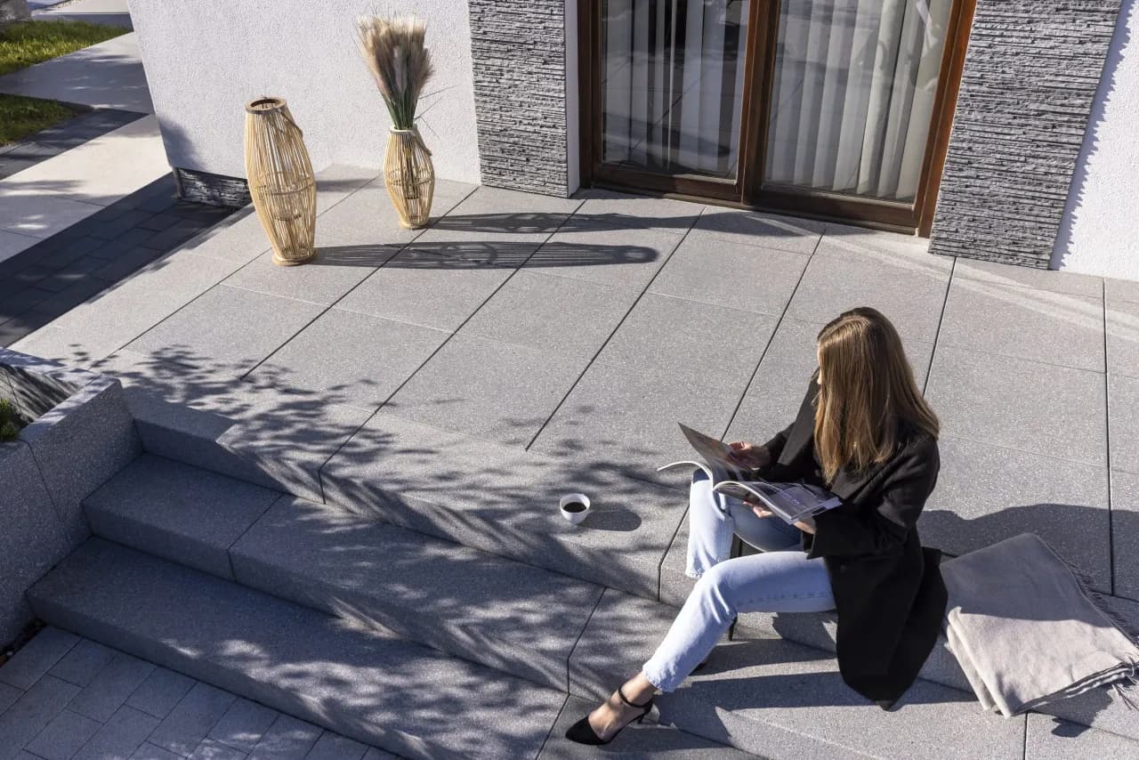 Jakie płytki na schody zewnętrzne zapewnią bezpieczeństwo i trwałość?