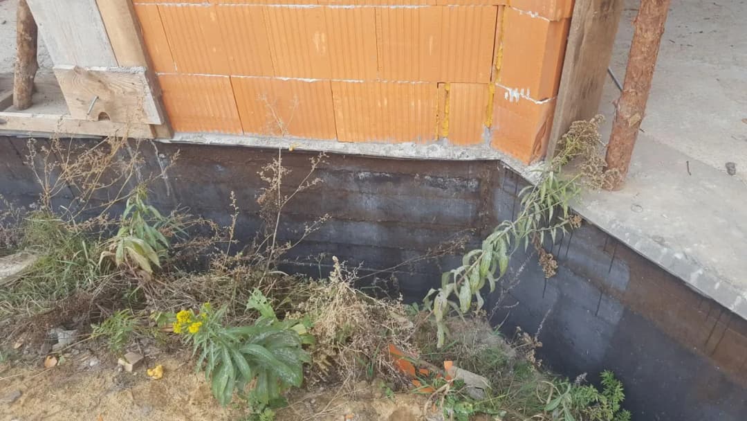 Czy można zostawić odkryte fundamenty na zimę bez ryzyka uszkodzeń?