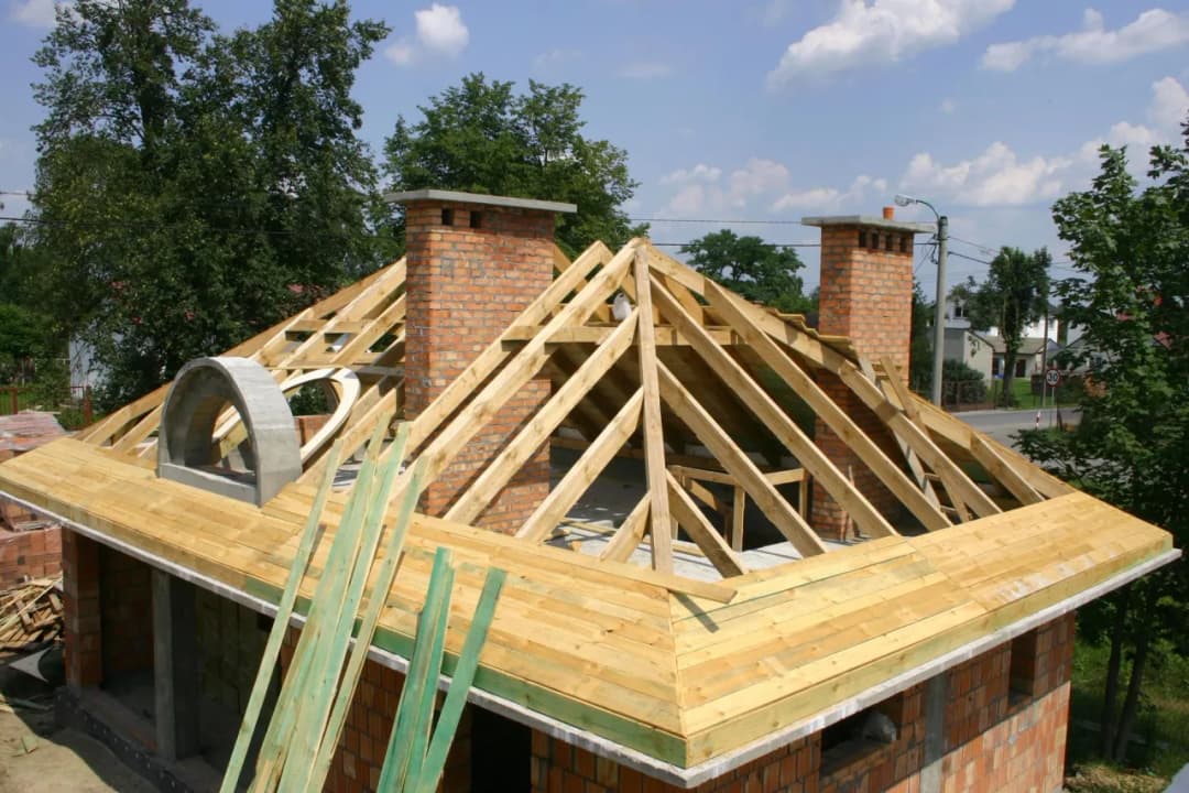 Najlepsze drewno na dachy: wybór, właściwości i porady budowlane