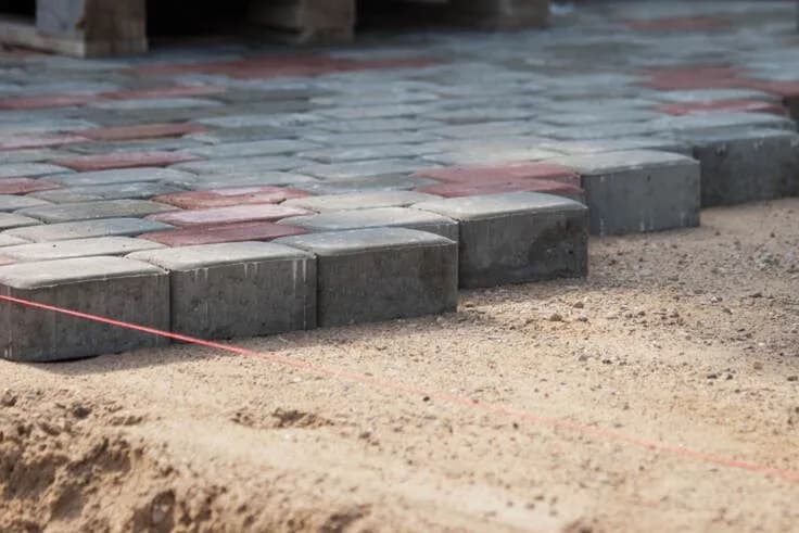 Najtańsze materiały na podjazd – z czego zrobić oszczędny podjazd