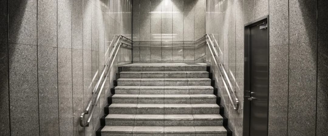 Czy schody to obiekt budowlany? Sprawdź przepisy i konsekwencje