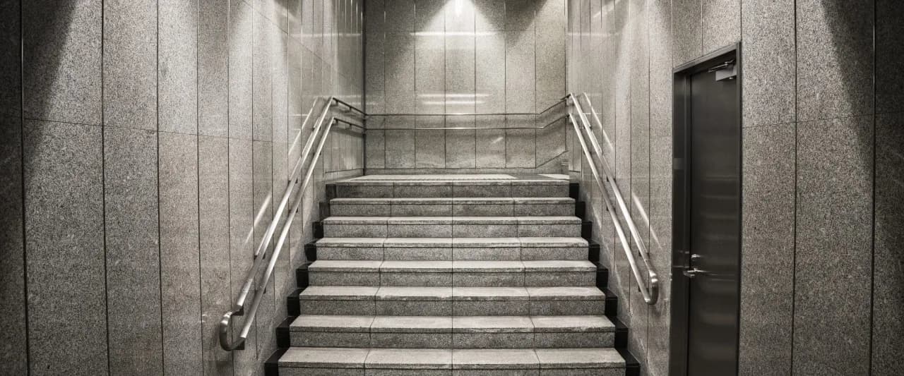 Czy schody to obiekt budowlany? Sprawdź przepisy i konsekwencje