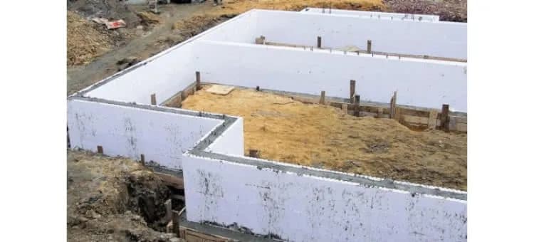 Fundamenty czy płyta: co wybrać, aby uniknąć wysokich kosztów?
