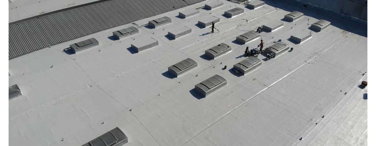 Ile farby na 100m2 dachu? Poznaj kluczowe czynniki wpływające na zużycie