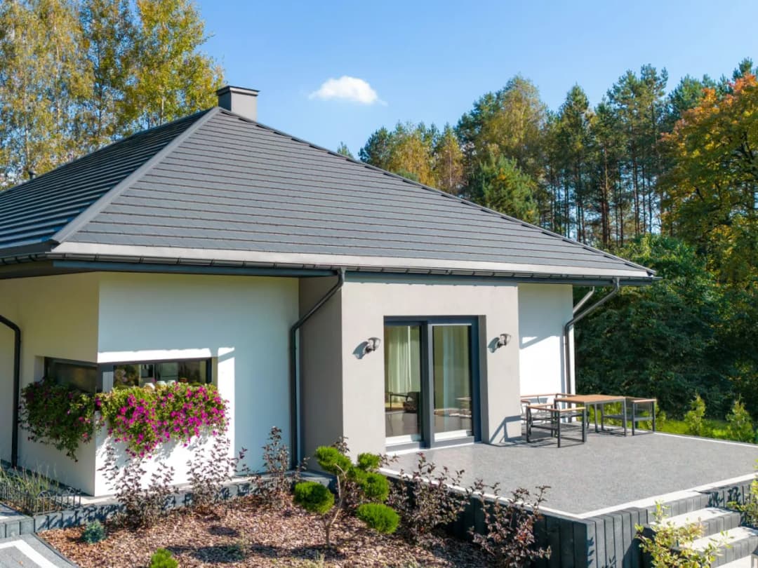 Jaka grubość blachy na dach? Wybierz najlepszą dla swojego budynku