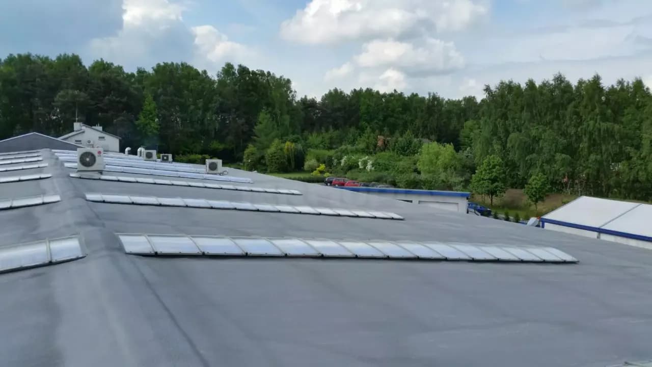 Dach płaski jaki spadek: uniknij problemów z odprowadzaniem wody