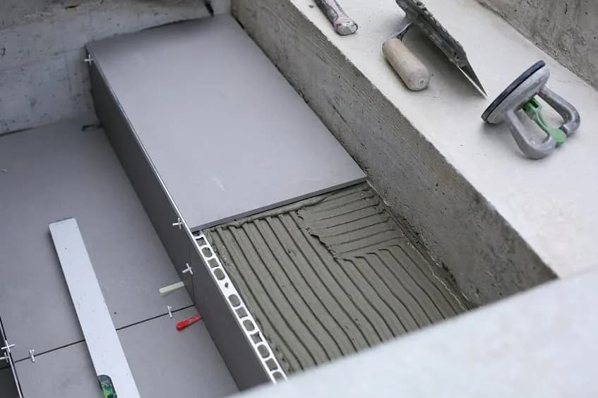 Jak rozmierzyć płytki na schodach, aby uniknąć błędów i kosztów