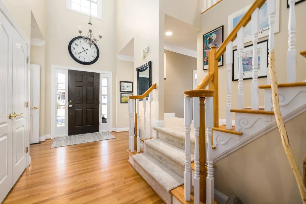 Jaką ścianę przy schodach wybrać, by uniknąć nudnej aranżacji?