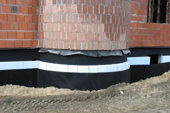 Jakiej grubości styropian na fundamenty? Optymalne rozwiązania dla budowy
