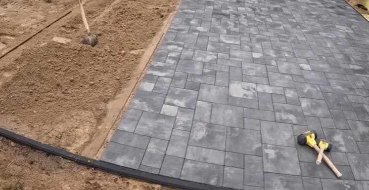 Jakiej grubości kostka na podjazd, aby uniknąć kosztownych napraw?