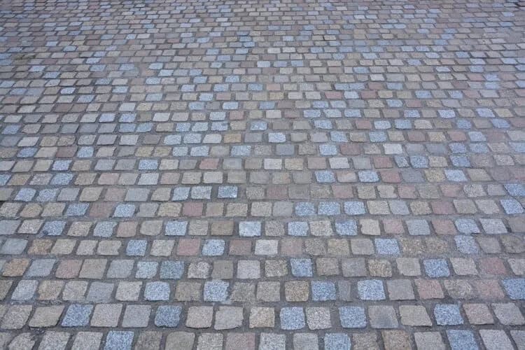 Podjazd beton czy kostka: co wybrać, aby uniknąć problemów?