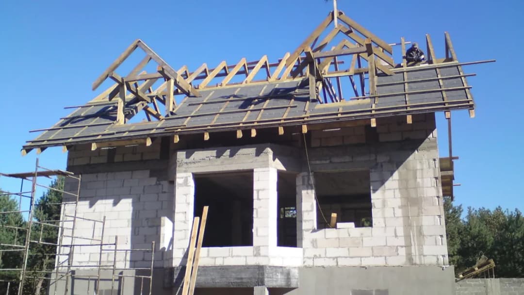 Wieniec na dachu – historia, tradycje i znaczenie w budownictwie